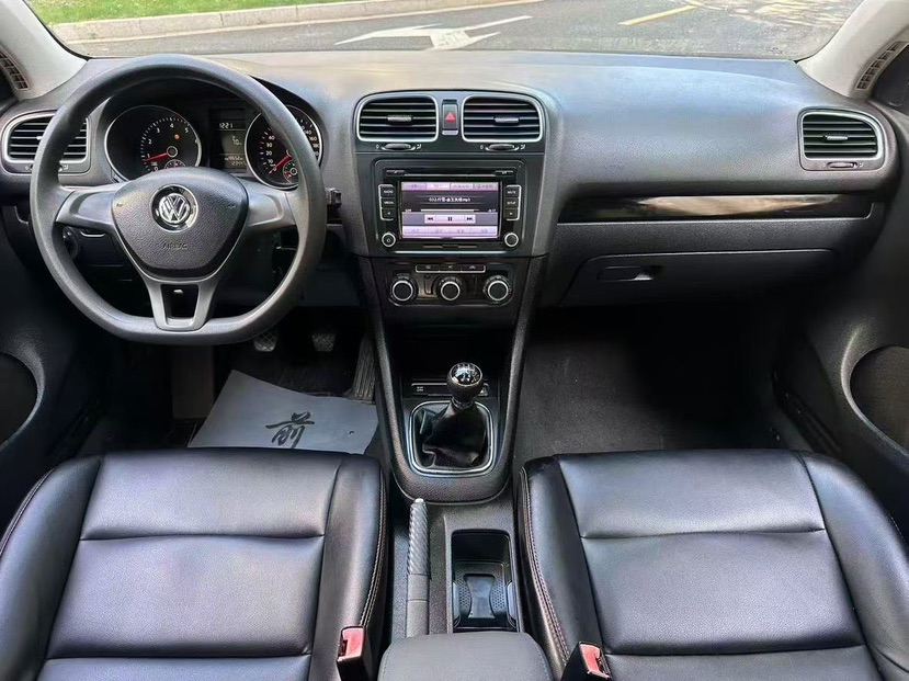 Volkswagen Golf 2010 car image #7