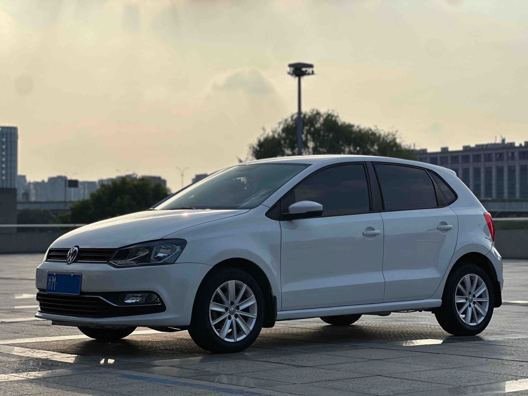 Volkswagen Polo 2015 Volkswagen Polo 2015 car image