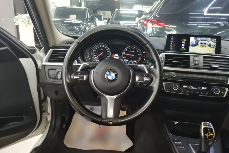 BMW 3 Series 2019 car image #11