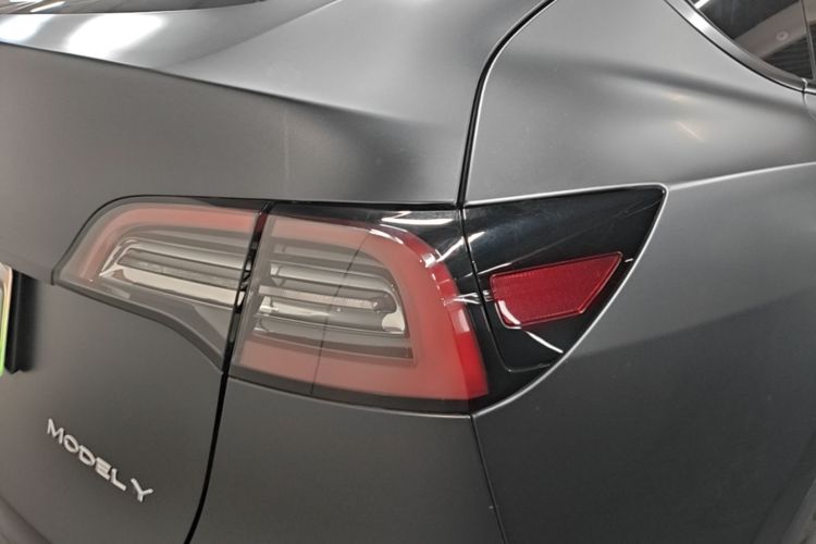 Tesla Model Y 2024 immagine di auto #8