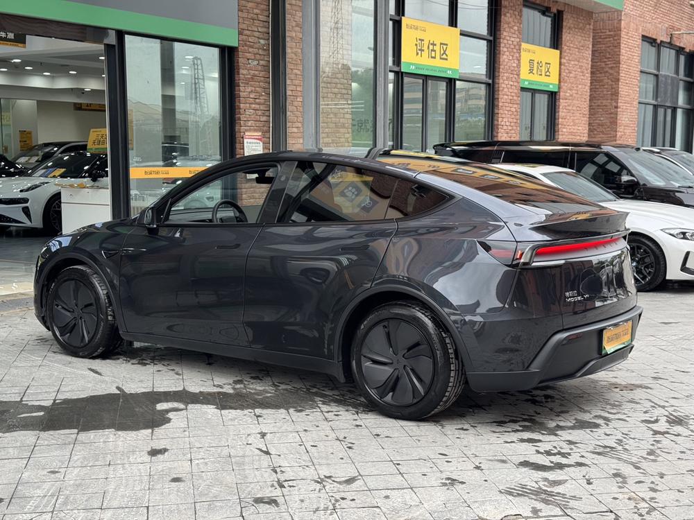 Tesla Model Y 2025 #4 Tesla Model Y 2025 car image #4