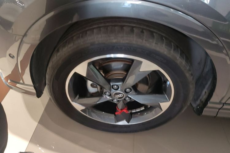 Audi Q3 2023 car image #9