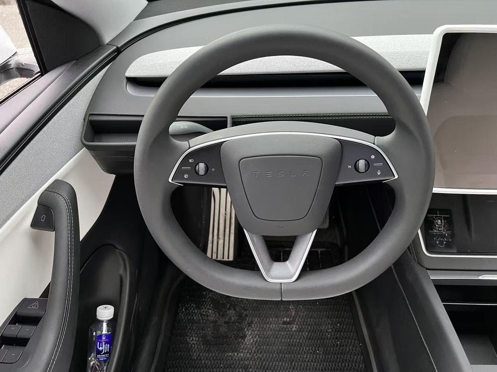 Tesla Model Y 2025 car image #7