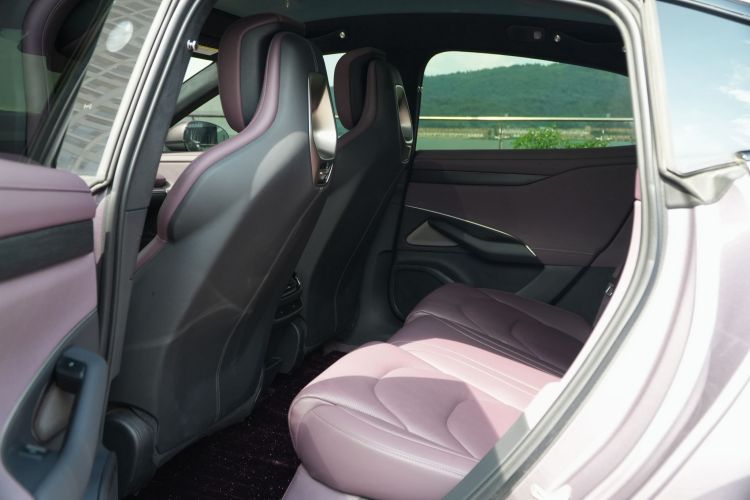 MI SU7 2025 immagine di auto #13
