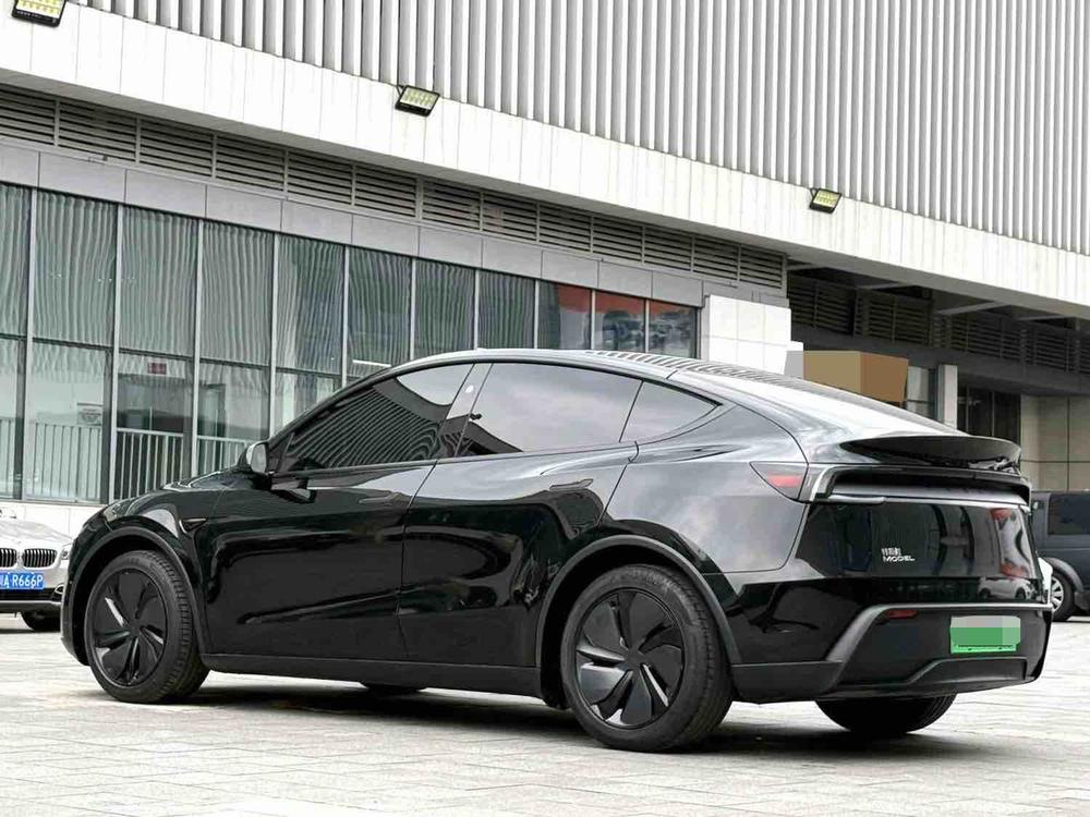 Tesla Model Y 2025 car image #4