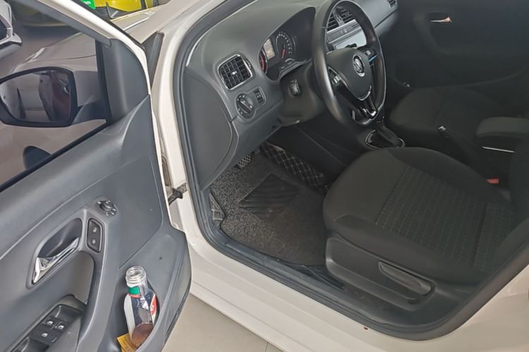 Volkswagen Polo 2017 car image #16