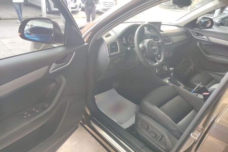 Audi Q3 2016 car image #16