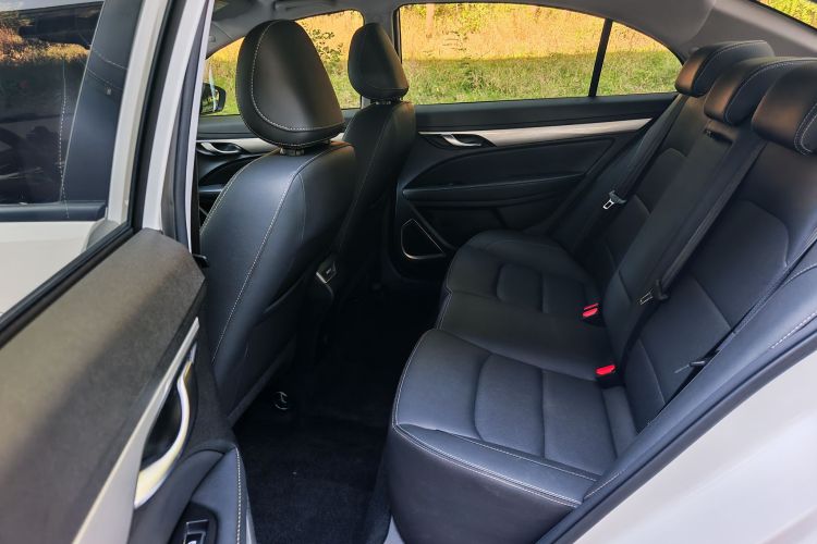 GEELY Emgrand 2020 immagine di auto #13