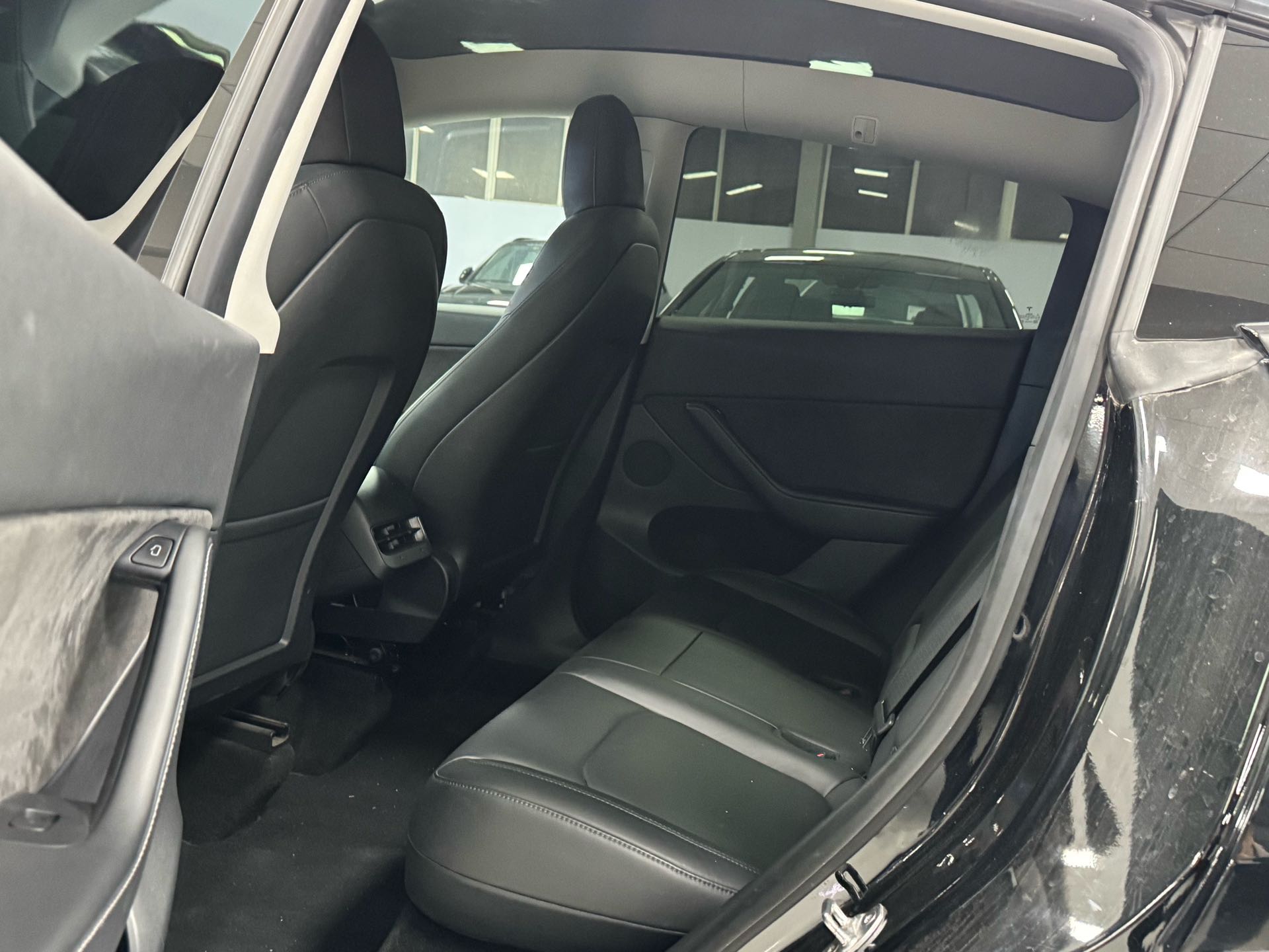 Tesla Model Y 2022 #4 Tesla Model Y 2022 car image #4