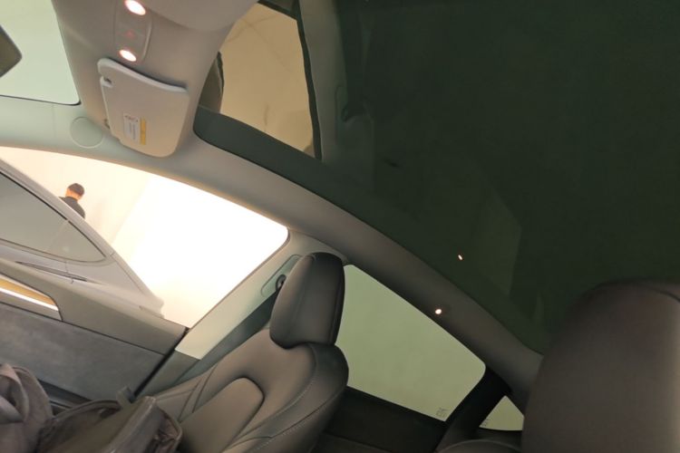 Tesla Model Y 2023 car image #20