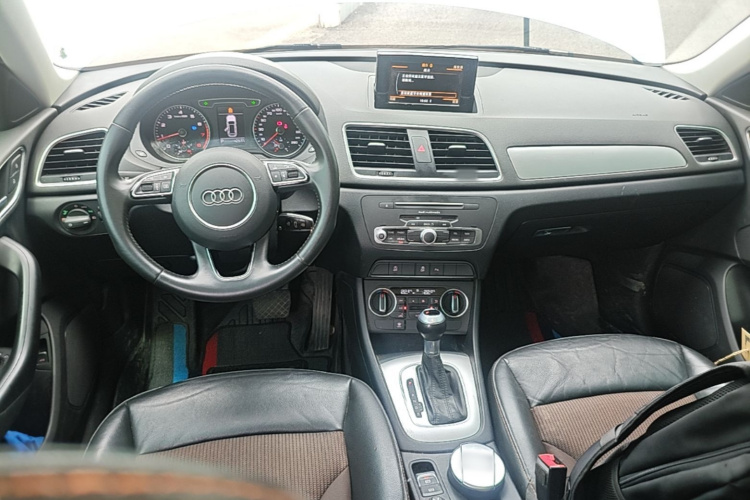 Audi Q3 2019 car image #10