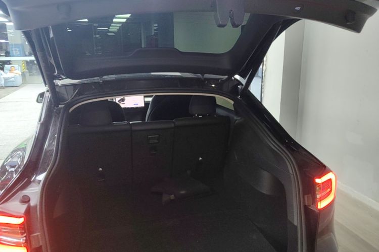 Tesla Model Y 2022 car image #19