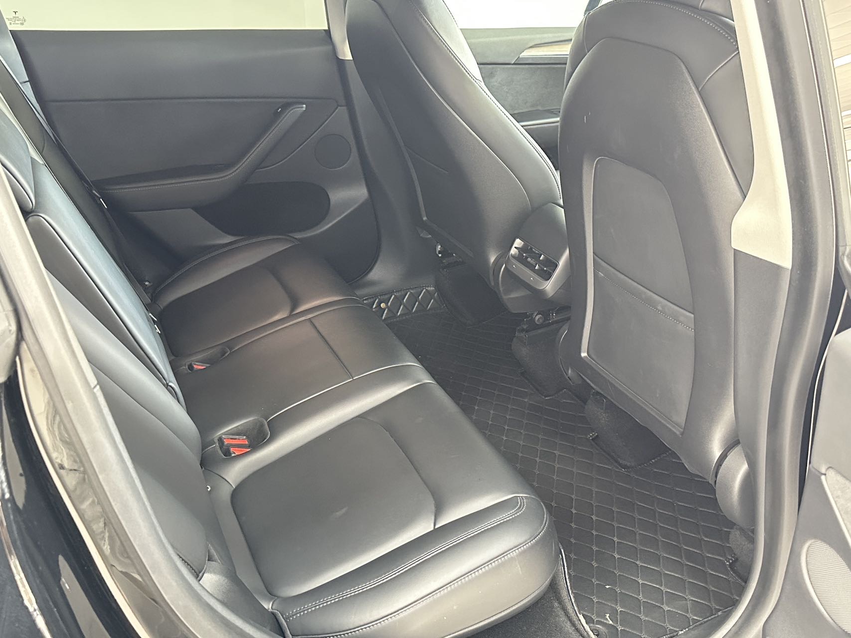 Tesla Model Y 2021 car image #11
