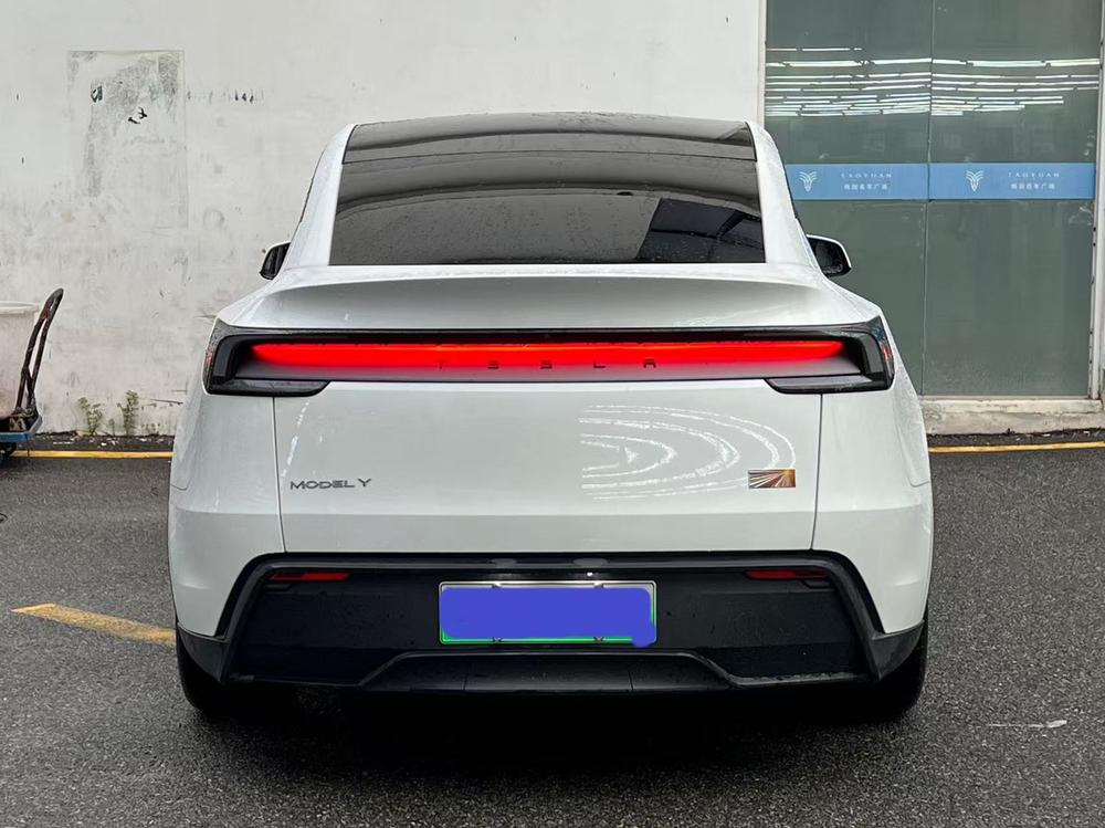 Tesla Model Y 2025 car image #3