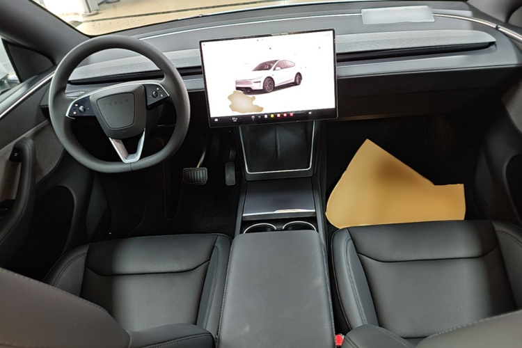 Tesla Model Y 2026 immagine di auto #10