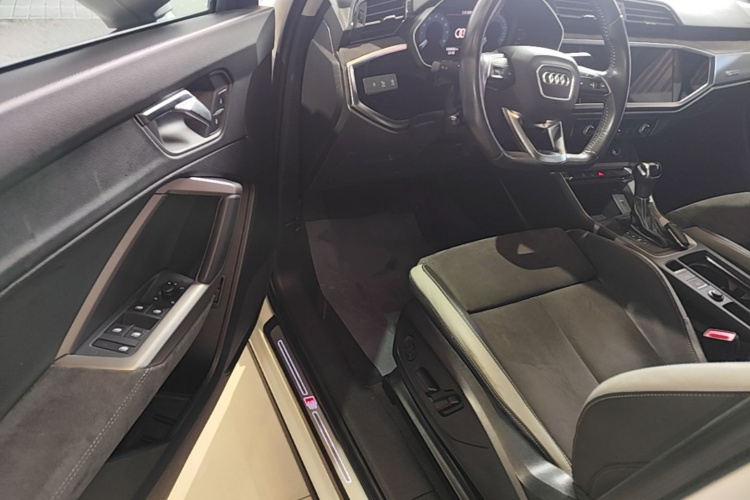 Audi Q3 2020 car image #16