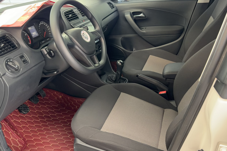 Volkswagen Polo 2016 car image #9