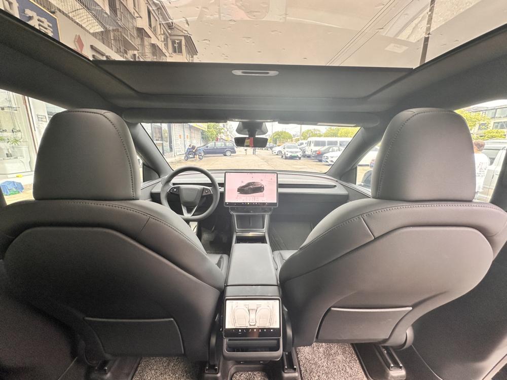 Tesla Model Y 2026 #9 Tesla Model Y 2026 car image #9
