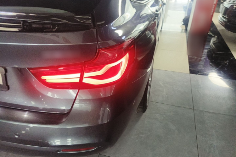 BMW 3 Series GT 2018 صورة سيارة #8