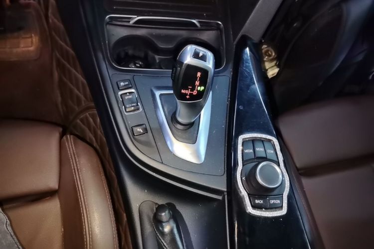BMW 3 Series 2018 car image #14