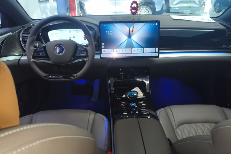 BYD Han 2024 immagine di auto #10