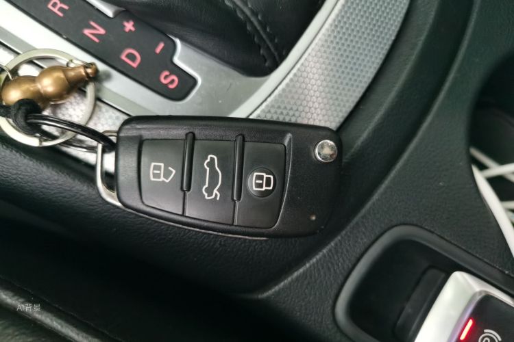 Audi Q3 2016 car image #10