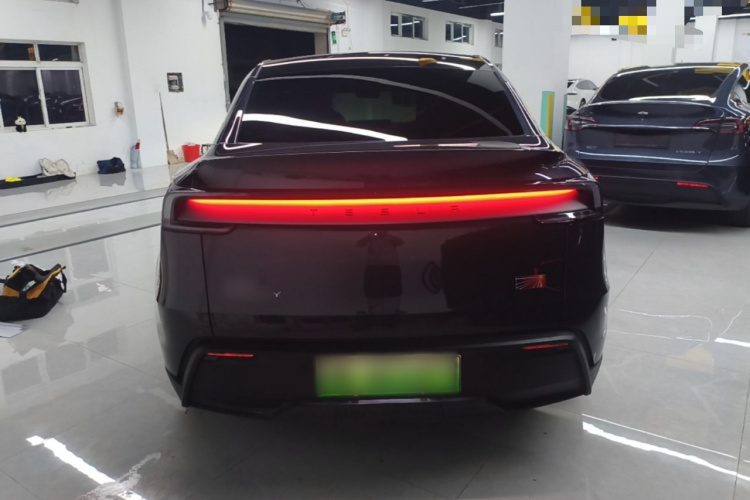 Tesla Model Y 2025 #6 Tesla Model Y 2025 car image #6