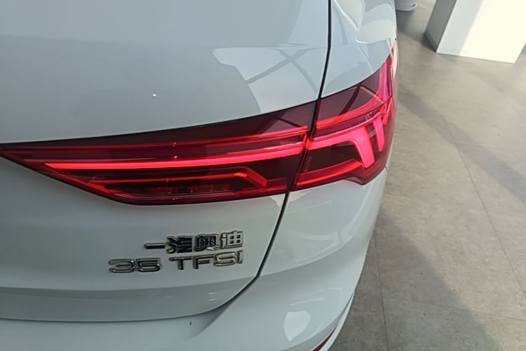 Audi Q3 2021 car image #8