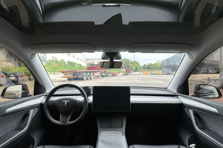 Tesla Model Y 2024 car image #11