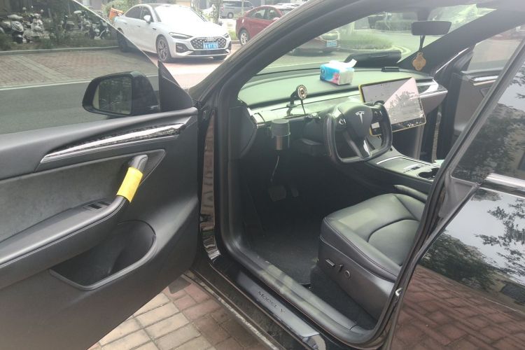 Tesla Model Y 2023 car image #9