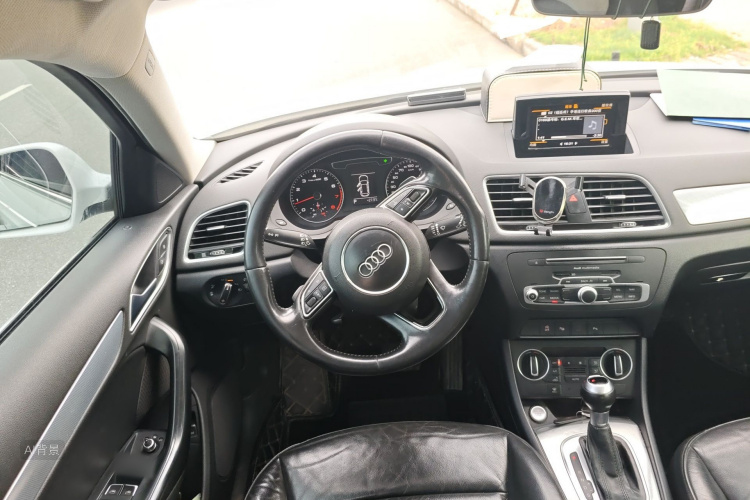 Audi Q3 2016 car image #12