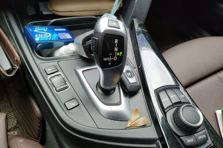BMW 3 Series 2018 car image #16