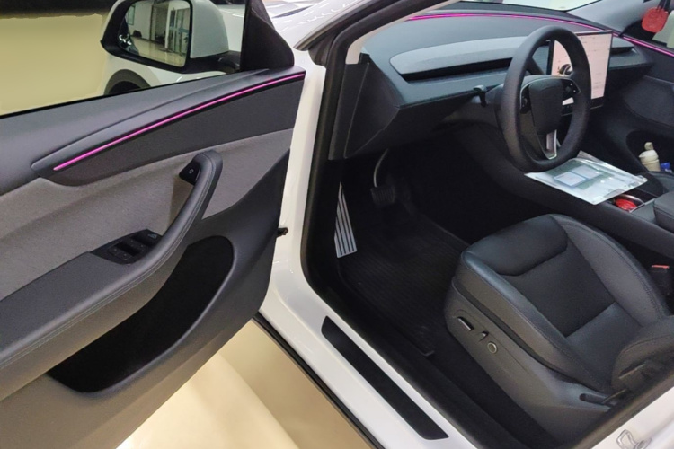 Tesla Model Y 2025 #16 Tesla Model Y 2025 car image #16