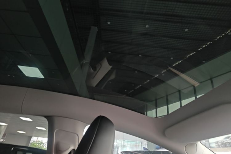 Tesla Model Y 2022 car image #18
