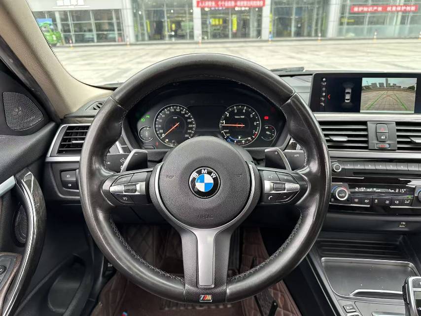 BMW 3 Series 2018 car image #17
