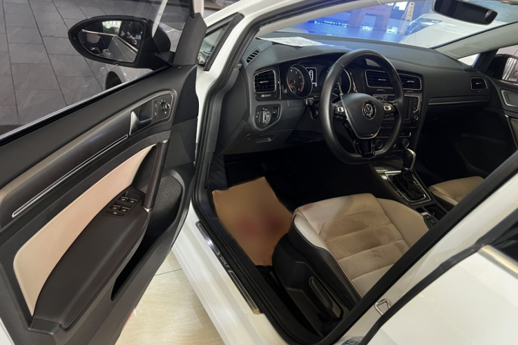 Volkswagen Golf 2017 car image #19