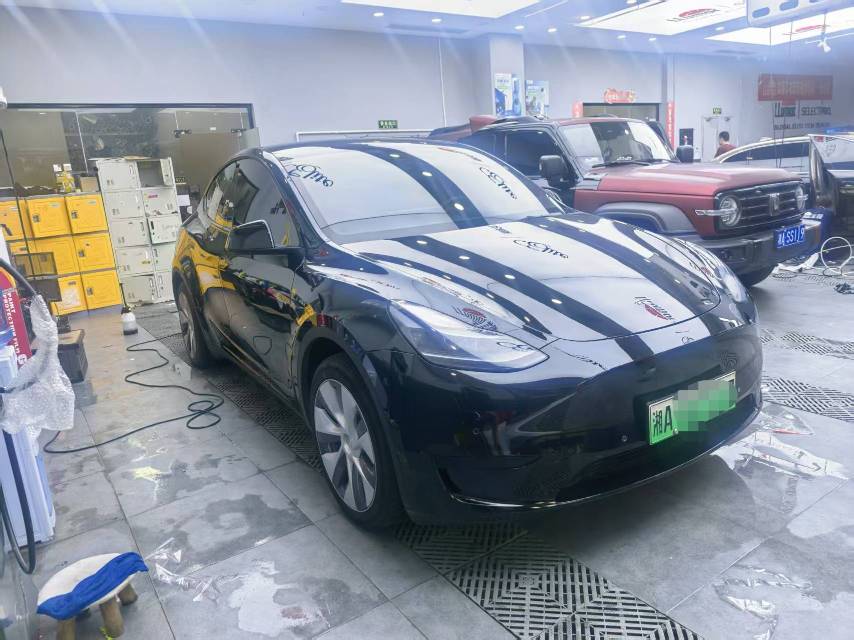 Tesla Model Y 2023 car image #2
