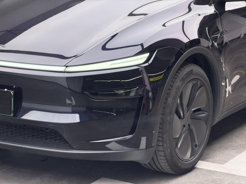 Tesla Model Y 2025 #8 Tesla Model Y 2025 car image #8