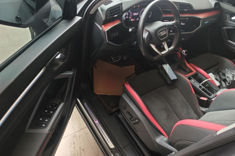 Audi Q3 2020 car image #16
