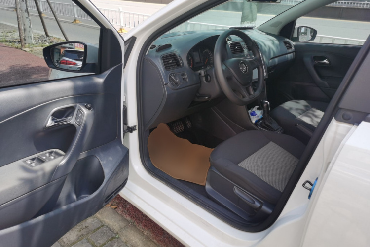 Volkswagen Polo 2018 car image #16