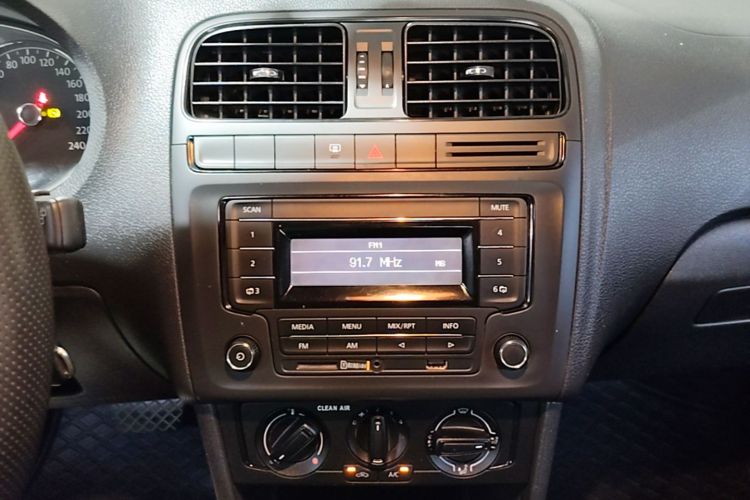 Volkswagen Polo 2016 car image #17