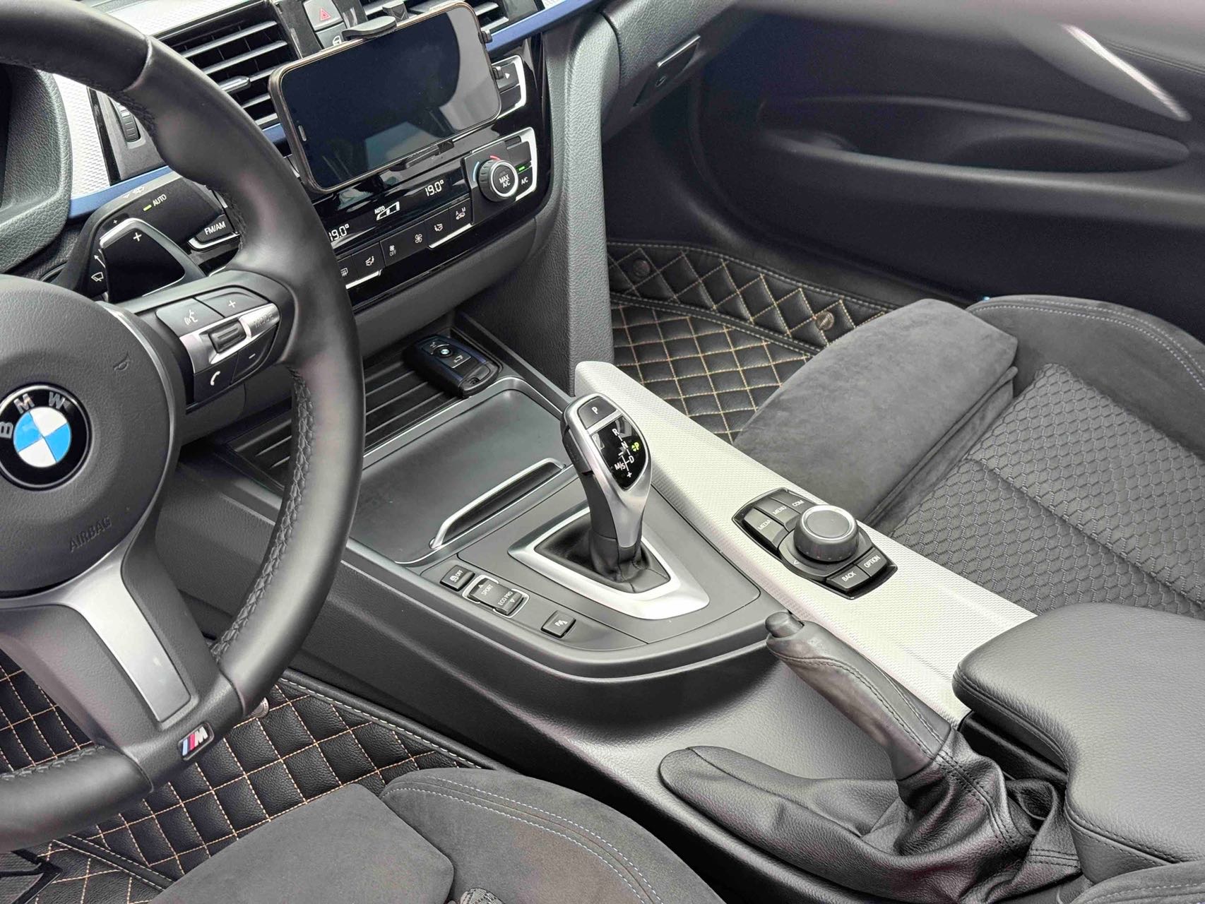 BMW 3 Series 2019 car image #10
