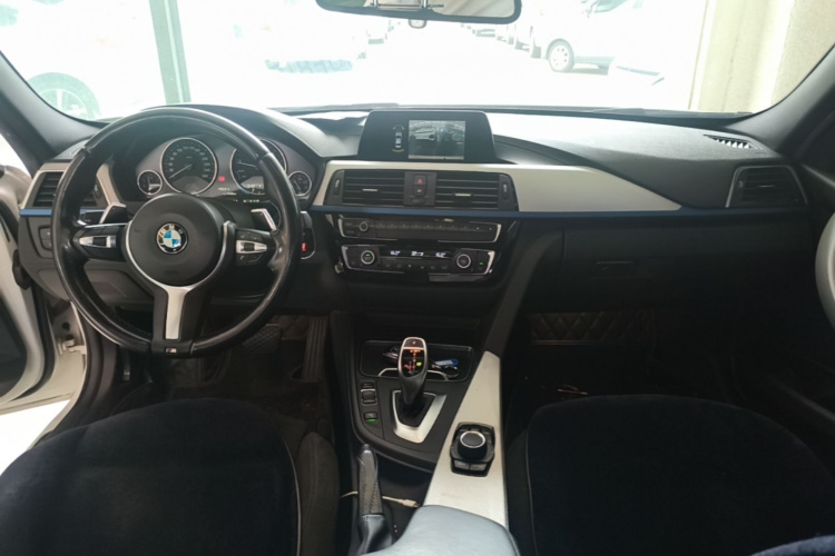 BMW 3 Series 2018 car image #10