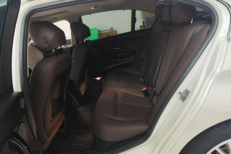 BMW 3 Series 2018 car image #17