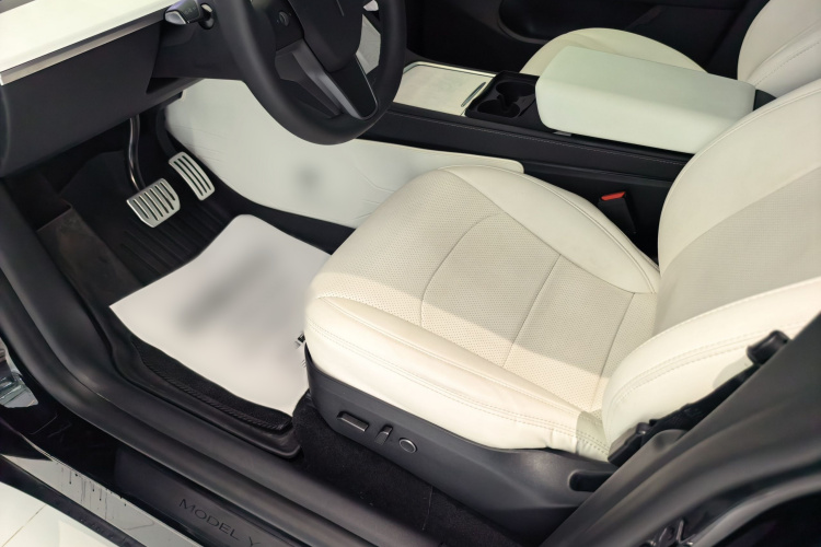 Tesla Model Y 2023 car image #15