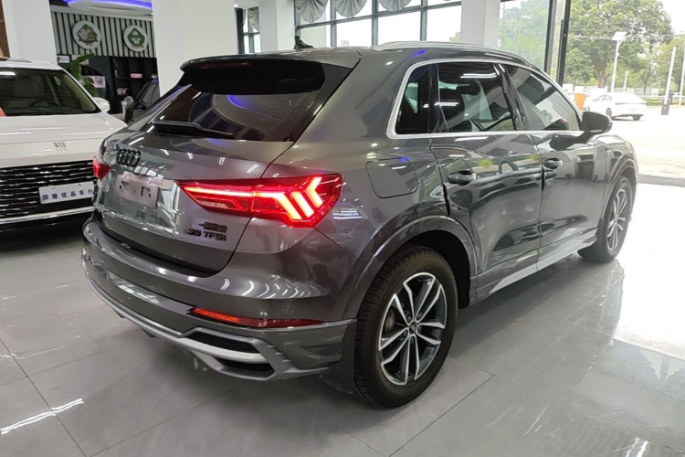 Audi Q3 2022 car image #7