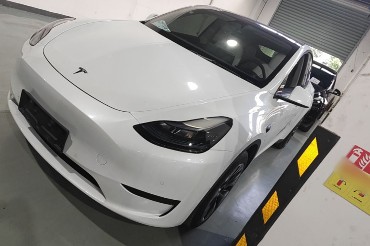 Tesla Model Y 2023 car image #2