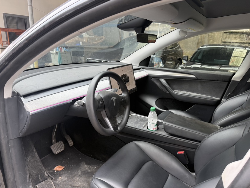 Tesla Model Y 2025 car image #3