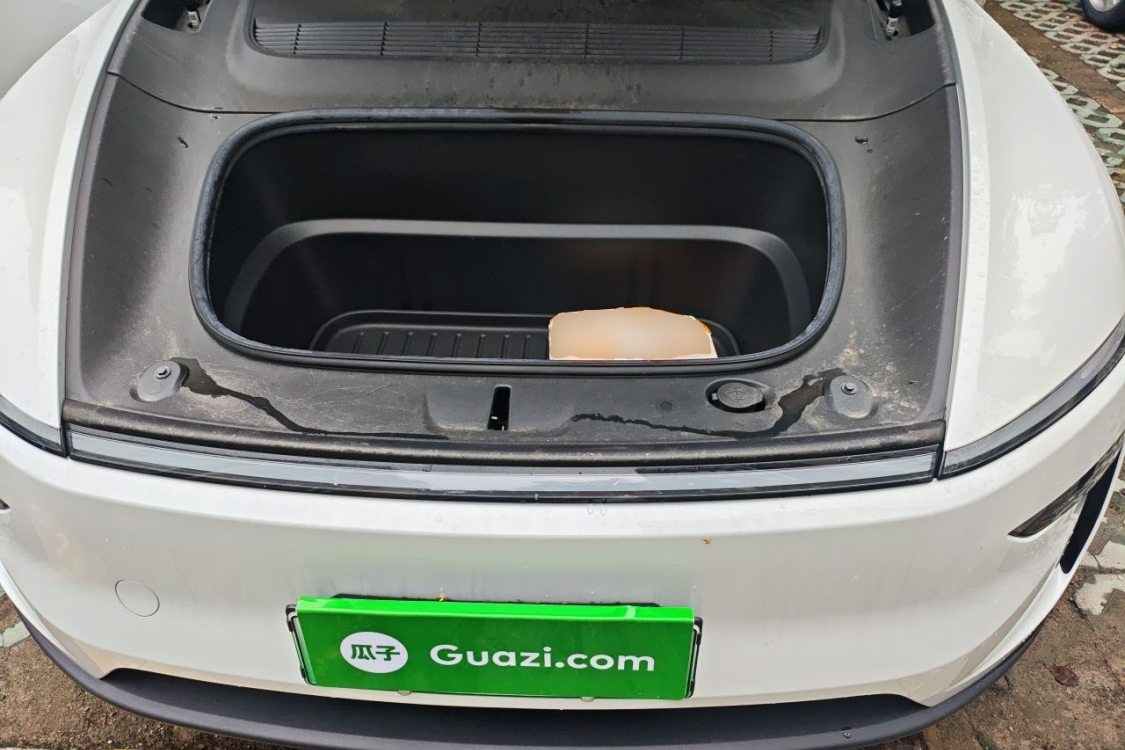 Tesla Model Y 2025 immagine di auto #10