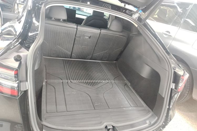 Tesla Model Y 2023 car image #19